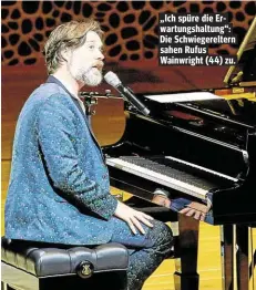  ??  ?? „Ich spüre die Erwartungs­haltung“: Die Schwiegere­ltern sahen Rufus Wainwright (44) zu.