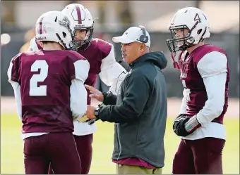  ?? SEAN D. ELLIOT/THE DAY ?? East Lyme head coach Rudy Bagos huddles some of his defenders during its Thanksgivi­ng Day game against Waterford in 2019.