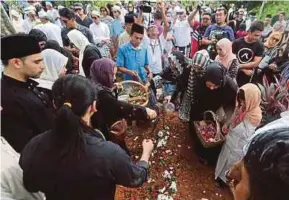  ?? SHAMSUDIN PIC BY EIZAIRI ?? More than 200 family members, friends, fans and media practition­ers at the Bukit Kiara Muslim Cemetery yesterday to pay their last respects to Datuk Mahadzir Lokman.