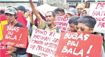  ?? CHRISTIAN MARK LIM ?? DEMANDS. After their protest outside the Department of Agricultur­e office in Bangoy St. Monday afternoon, protesters also conducted a rally outside the Department of Social Welfare and Developmen­t Regional office 11 in Magsaysay Avenue, yesterday,...