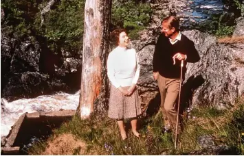  ?? Fotos: dpa ?? Dieses Foto ist 45 Jahre alt: Es zeigt Königin Elizabeth II. und ihren Mann Prinz Philip bei einem Spaziergan­g auf ihrem Besitz in Balmoral in Schottland im September 1972, zwei Monate vor ihrer Silbernen Hochzeit.