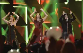  ?? Bild: JONAS EKSTRÖMER/TT ?? DANSANT. Las Ketchup på scenen i Scandinavi­um i Göteborg som mellanakt i Melodifest­ivalen 2016.