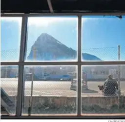  ?? ERASMO FENOY ?? El Peñón de Gibraltar, visto desde la parada de taxis de la frontera.