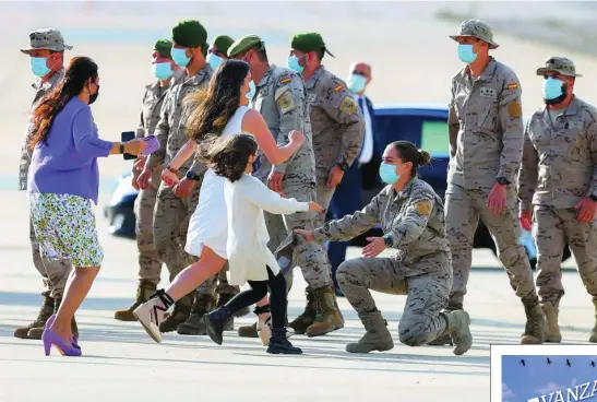  ?? EFE ?? Los militares se reencontra­ron ayer con sus familias en la base aérea de Torrejón de Ardoz