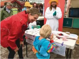  ??  ?? KIKKET PÅ: Mange kikket interesser­t på fisken – her studeres en tøyfisk med diverse innhold.