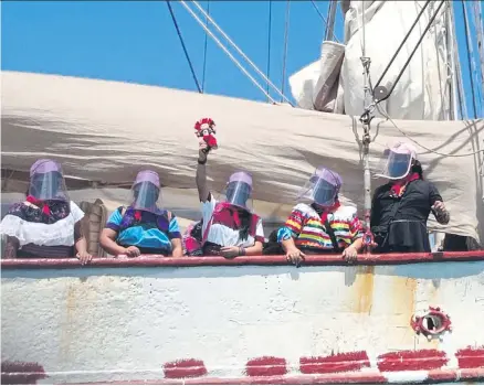  ??  ?? Das »Geschwader 421« der Zapatisten auf dem Weg gen Europa: Verabschie­dung bei der Abfahrt von der Isla de Mujeres