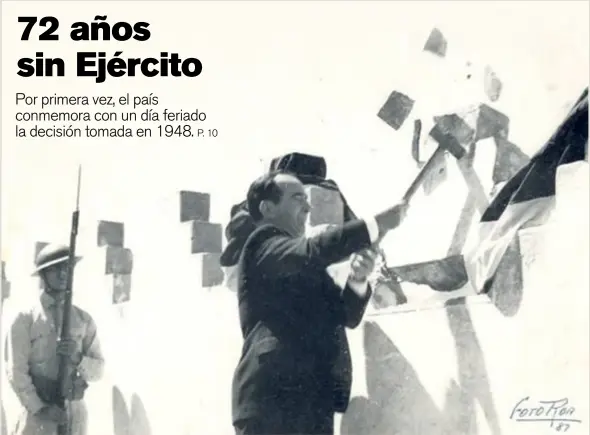  ?? MARIO ROA ?? Esta es un imagen histórica. El 1.° de diciembre de 1948, José Figueres Ferrer, presidente de la Junta de Gobierno, le daba un mazazo a una de las almenas del cuartel Bellavista para simbolizar la abolición del Ejército, medida clave para el desarrollo del país.