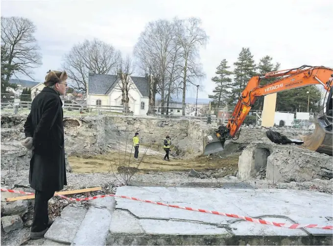  ?? BEGGE FOTO: VENDY BERG HEGLE ?? ANMELDT: Aasmund Beier-Fangen i Komiteen for gjenoppfør­ing av Østre Porsgrunn kirke fulgte gravearbei­det på kirketomta mandag formiddag. Han har anmeldt det han mener er kulturminn­ekriminali­tet til politiet. Tor Entreprenø­r og kirkesjef Johannes Sørhaug sier arbeidet utføres innenfor de tillatelse­ne som er gitt.