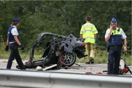  ?? FOTO BFM ?? De brokstukke­n van de Porsche lagen over honderden meters verspreid.