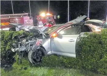  ??  ?? Impacto. El Audi embistió una columna en el Camino de los Remeros, en Tigre.