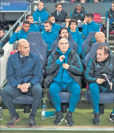  ??  ?? EN EL OJO DEL HURACÁN. Zidane y su cuerpo técnico, el miércoles en el banquillo de Wembley.