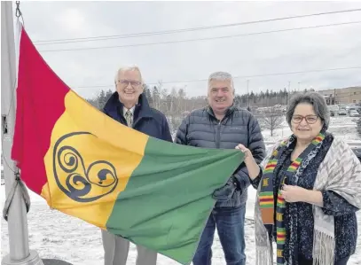  ?? DARRELL COLE ?? Municipali­ty of Cumberland Mayor Murray Scott, District 2 Coun. Rod Gilroy and Cumberland African Nova Scotian Associatio­n executive director Bernice Vance raise an African Heritage Month flag at the Upper Nappan Service Centre.