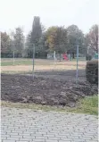  ??  ?? Der Zaun zum Freibad ist am Wendekreis am Hallenbad nach hinten versetzt worden.