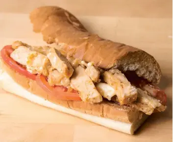  ??  ?? Des tests menés par le réseau anglais de Radio-canada révélaient que le sandwich teriyaki et oignons (notre photo) de Subway ne contenait que 42,8 % de poulet.