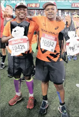  ?? PICTURE: MOTSHWARI MOFOKENG/AFRICAN NEWS AGENCY (ANA) ?? Ayanda, left, and Andile Mbele said they ran the Comrades to give premature babies a fighting chance.