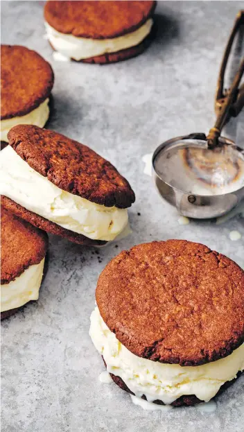  ?? PHOTOS: ED ANDERSON ?? For a classic flavour combinatio­n, The Perfect Scoop author David Lebovitz recommends sandwichin­g his fresh mint ice cream with chocolate cookies or swirling with fudge ripple.