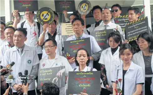  ?? THANARAK KHUNTON ?? A network of dentists yesterday steps up opposition to a controvers­ial law under the nuclear act by gathering near Government House to ask Prime Minister Prayut Chan-o-cha to clear up alleged legislativ­e irregulari­ties.