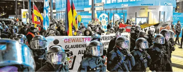  ?? Archivfoto: Peter Fastl ?? Die Pegida-Demonstrat­ion im September 2017 in Augsburg wurde von rund 1500 Gegendemon­stranten und vielen Polizeikrä­ften begleitet.