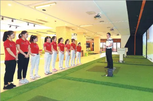  ?? PROVIDED TO CHINA DAILY ?? Gareth Winslow, founder of Win Method Golf, briefs the coaching staff at his training school in a shopping center in downtown Xiamen, Fujian province.
