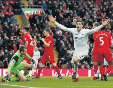  ??  ?? BIGOLEADOR. Fernando Llorente marcó dos de los tres goles del Swansea ante el United.