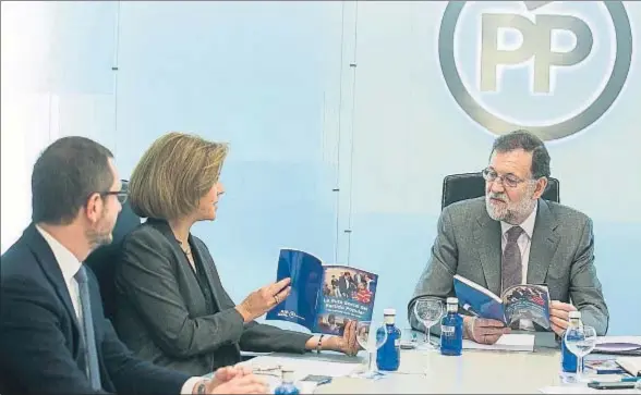  ?? TAREK / EFE ?? Rajoy y Cospedal, que llegarán juntos al congreso del PP esta tarde, en una imagen del comité de dirección del pasado lunes