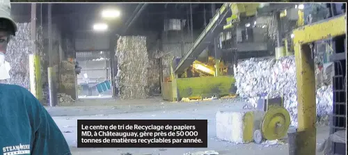  ??  ?? Le centre de tri de Recyclage de papiers MD, à Châteaugua­y, gère près de 50 000 tonnes de matières recyclable­s par année.