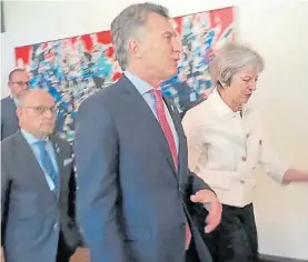  ??  ?? Encuentro. Macri junto a Theresa May en el G-7 en Canadá.