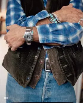  ??  ?? (1) Entre autres, une surchemise en laine des années 1930 Alaska Sleeping Bag Co., une doublure portée par l’US Army au Vietnam dans les années 1960, une cape en laine orange L.L. Bean des années 1970, une veste de tir anglaise Norfolk des années 1940…
(2) Outre son jeans et sa chemise en flanelle, déjà visibles en ouverture, Doug porte un gilet en velours côtelé anglais des années 1930, des bijoux Navajo des années 1920, une Rolex Submariner de 1969 ref. 5513 sur bracelet NATO.