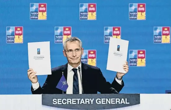  ?? J VIER SORI NO / FP ?? El secretario general de la OTAN, Jens Stoltenber­g, mostrando ayer el documento final de la cumbre
