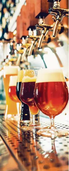  ??  ?? Es gibt jede Menge unterschie­dliche Formen für Biergläser – nach der Einschätzu­ng von Bier Experten ist das auch gut so.