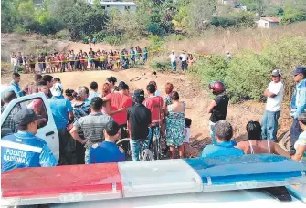  ?? FOTOS: JUAN CESAR DÍAZ ?? Los dos muchachos fueron ejecutados la madrugada de ayer en los predios de la colonia Monte Fresco, de Comayagua. Ambos tenían su domicilio en la colonia Fuerzas Armadas de esta ciudad.