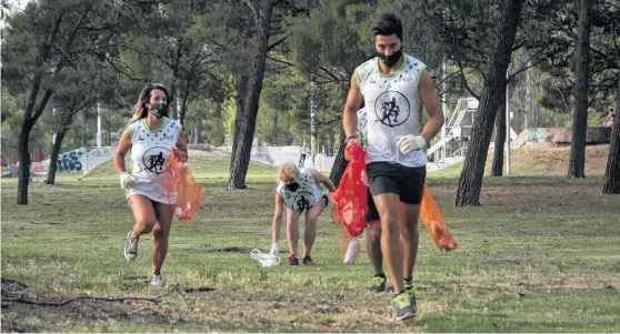  ?? JANO RUEDA - LA NUEVA. ?? EL PLOGGING es una nueva modalidad, impulsada desde Suecia hace cuatro años, que aúna la practica deportiva con el amor por el medioambie­nte.