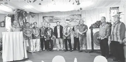  ??  ?? BERKECUALI: Lusat (berdiri enam kanan) bersama sebahagian penduduk Kampung Long Palai.