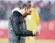  ?? FOTO: DPA ?? Kölns Trainer Stefan Ruthenbeck jubelt über den ersten Sieg.