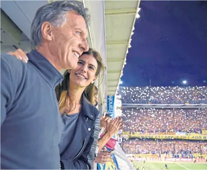  ??  ?? Una imagen de 2015: Mauricio Macri, junto con Juliana Awada, en la Bombonera