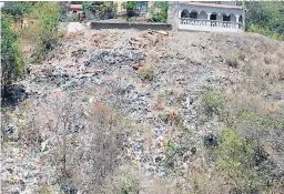  ?? FOTO: EL HERALDO ?? El hedor que emana del botadero es insoportab­le, aún así los malos ciudadanos siguen contaminan­do el área.