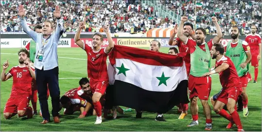  ?? ATTA KENARE/AFP PHOTO ?? LEVEL TINGGI: Pemain Syria merayakan keberhasil­an meraih tiket playoff setelah menahan imbang Iran 2-2 di Stadion Azadi, Teheran, Selasa malam lalu (5/9).