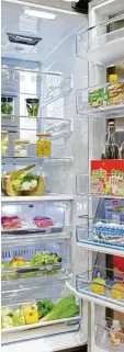  ?? Foto: dpa ?? Ein Kühlschran­k hält Produkte länger frisch. Ewig sollte man sie aber auch dort nicht aufbewahre­n.