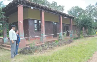  ??  ?? El pabellón del colegio y escuela Comandante Peralta continúa clausurado. Unos 90 estudiante­s no tienen dónde dar clases. Volverán a refugiarse bajo los árboles.