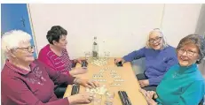  ?? FOTO: KATHARINA PESCH ?? Bei dem Spielenach­mittag der Reformatio­nskircheng­emeinde geht es mit Rummikub und Skat klassisch zu.