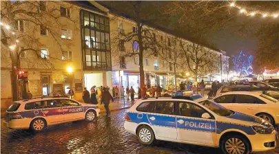  ??  ?? Polícia patrulhou área do mercado natalino de Potsdam depois da ameaça de atentado à bomba