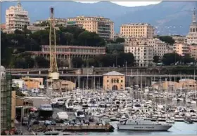  ??  ?? La capitale de la Ligurie se niche entre les montagnes et la Méditerran­ée.