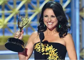  ??  ?? Con il trofeo Julia LouisDreyf­us (51 anni) mostra sorridente il suo ultimo Emmy: come attrice protagonis­ta di «Veep» ne ha vinti sei di fila