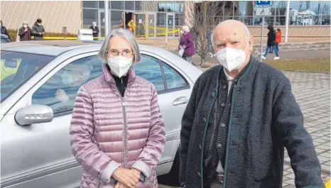  ?? FOTO: WOLFGANG LUTZ ?? Brigitte (90 Jahre) und Erich Buck (93 Jahre) aus Ertingen freuen sich, dass sie an der Corona-schutzimpf­ung teilnehmen konnten.