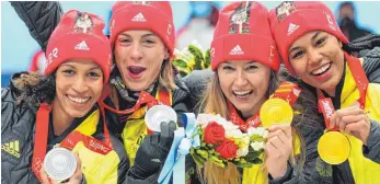  ?? FOTO: MICHAEL KAPPELER/DPA ?? Freude über den Doppelsieg (v. li.): Mariama Jamanka, Alexandra Burghardt, Laura Nolte und Deborah Levi.