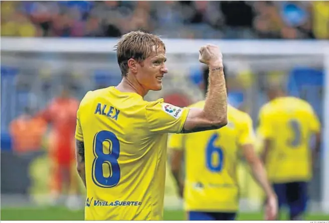  ?? JULIO GONZÁLEZ ?? Álex Fernández, en la celebració­n de uno de los 13 goles que marcó en la campaña del ascenso a Primera División.