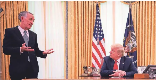  ?? FOTO: AFP ?? Daniel O‘day, Chef des Pharmaunte­rnehmens Gillead Sciences, bei Us-präsident Donald Trump. Im Kampf gegen das Coronaviru­s hat ein Gillead-medikament eine Schnellzul­assung erhalten.