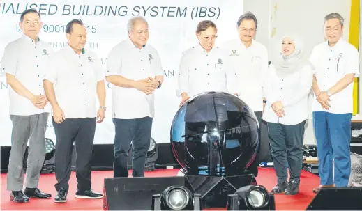  ?? — Gambar Chimon Upon ?? RASMI: Abang Johari melakukan simbolik perasmian Kilang IBS LCDA CTR Technology Sdn Bhd di Sejingkat semalam. Turut kelihatan Awang Tengah, Nanta, Dr Hazland dan tetamu kehormat lain.