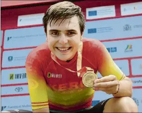  ?? FOTO: PHOTOGOMEZ­SPORT-RFEC ?? Raúl García Pierna muestra con una sonrisa su medalla de oro