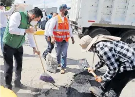  ?? CORTESÍA: MINERAL DE LA REFORMA ?? El alcalde de Mineral de la Reforma encabezó el programa de bacheo